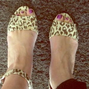 Size 10 leopard print sandals